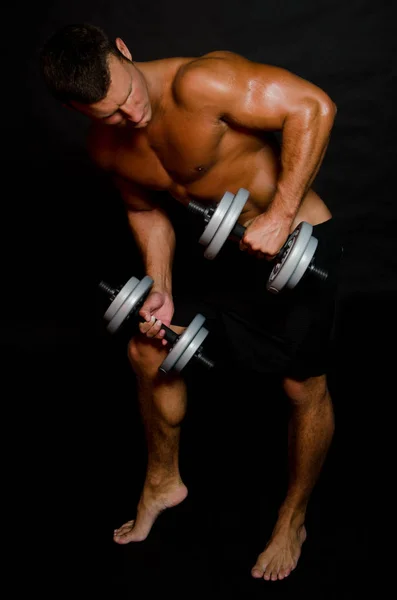 Hombre con una mancuerna en el gimnasio . —  Fotos de Stock