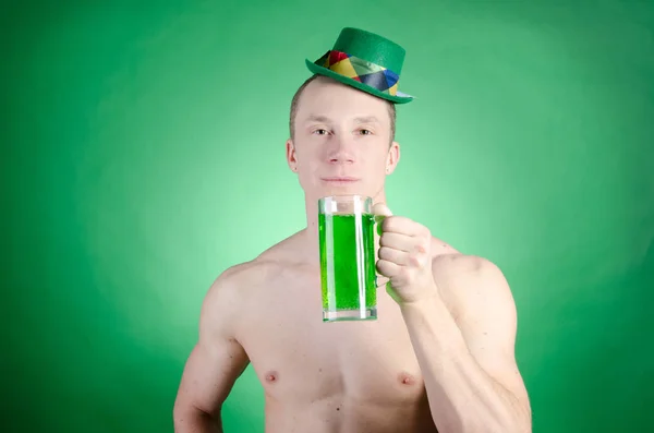 Homem atraente com uma caneca de bebida verde . — Fotografia de Stock