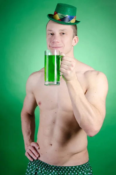 有吸引力的男人用绿色饮品一杯. — 图库照片