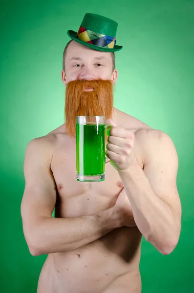 Barba rossa. St Patricks Day e ragazzo attraente . — Foto Stock