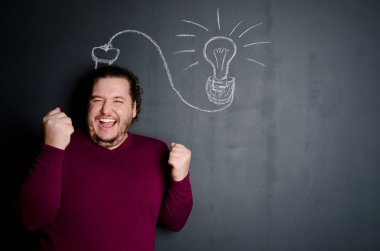 Fikir ve başarı. Evet. Adam sevinir.