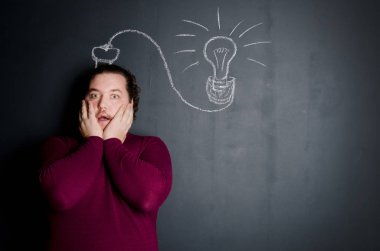 Fikir. Şaşırmış adam, karatahtalar.