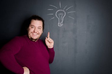 Fikir ve başarı. Evet. Adam sevinir.