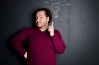 Fikir ve başarı. Evet. Adam sevinir.