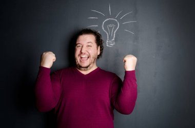 Fikir ve başarı. Evet. Adam sevinir.