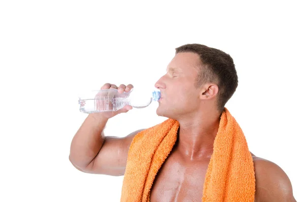 Tengo sed. El hombre bebe agua después del entrenamiento . —  Fotos de Stock