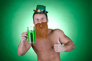 Kırmızı sakallı seksi adam. St Patricks Günü.