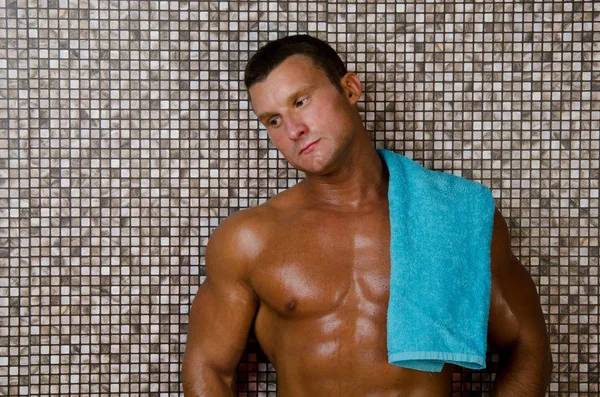 Chuveiro. Homem molhado na casa de banho . — Fotografia de Stock