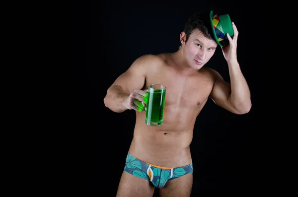 St. Patrick's day. Sexy man met een biertje. — Stockfoto