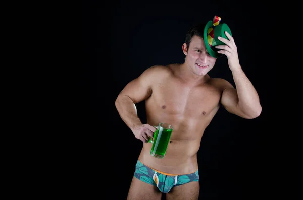 St. Patrick's day. Sexy man met een biertje. — Stockfoto