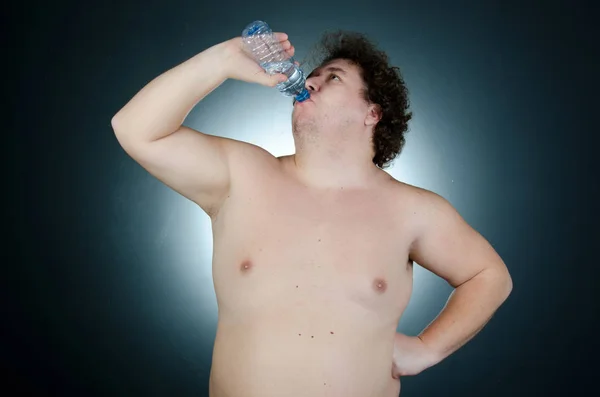 Adam su içiyor.. — Stok fotoğraf