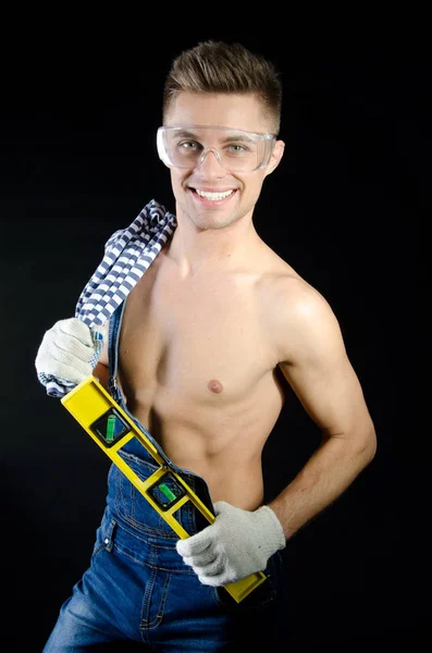 Handyman bar överkropp. Sexig kille och nivå. — Stockfoto