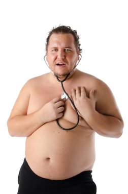 Kalp krizi. Kalın adam. Beyaz arka plan. 