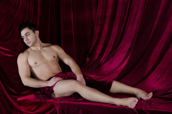 セクシーなハンサムな男 紫のカーテン ソフトのひだ — ストック写真