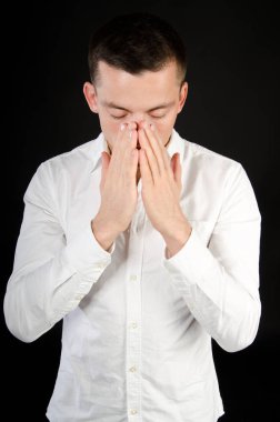 Genç yakışıklı adam hasta düşüyor. Soğuk ve akan bir burun. Baş ağrısı ve kötü sağlık.