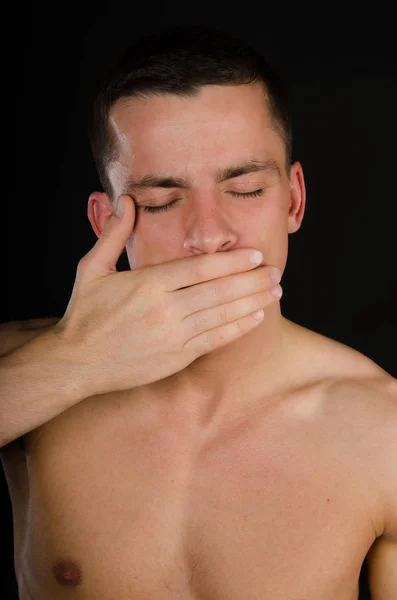 Genç Yakışıklı Adam Eliyle Ağzını Kapsar Sağlık Sorunları Kötü Nefes — Stok fotoğraf