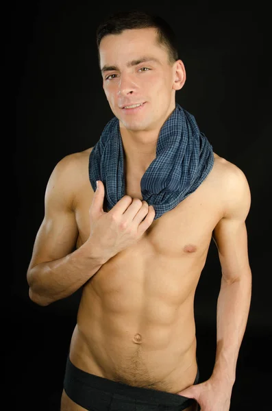 年轻性感男子与一个美丽的身体在围巾 模型与运动身体摆在黑色背景 年轻迷人的家伙 裸体和性感 — 图库照片