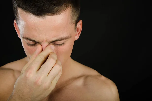 Joven Chico Guapo Cae Enfermo Frio Secreción Nasal Dolor Cabeza —  Fotos de Stock