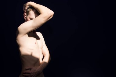 Üzgün çekici adam. Mavi arka plan. 