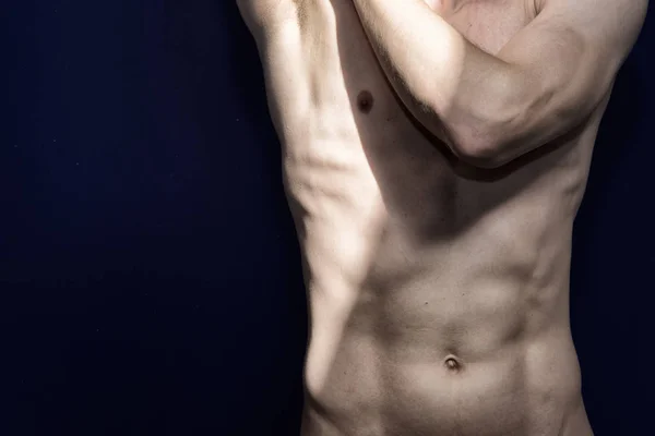 Anatomi Den Manliga Kroppen Attraktiv Man Blå Bakgrund — Stockfoto