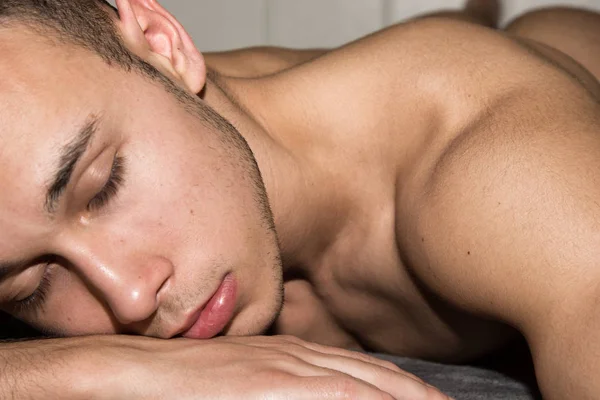 Giovane Uomo Sexy Che Dorme Sul Letto Bello Attraente — Foto Stock