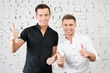 İki mutlu genç adam. İş ve eğitim.