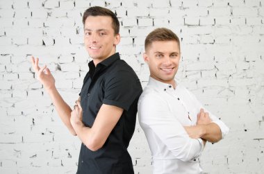 İki mutlu genç adam. İş ve eğitim.