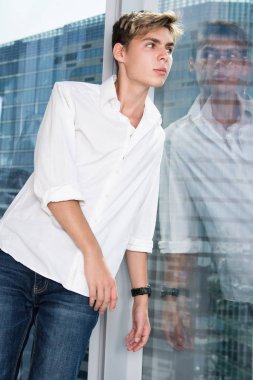 Genç sevimli öğrenci evde dinleniyor..