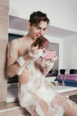 Komik seksi adam küvette tamamen köpükle poz veriyor..