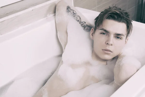 Lustige Sexy Kerl Posiert Der Badewanne Komplett Schaum — Stockfoto