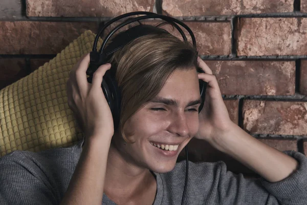 Νεαρός Ελκυστικός Άντρας Ακούει Μουσική Ακουστικά — Φωτογραφία Αρχείου