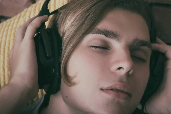 Νεαρός Ελκυστικός Άντρας Ακούει Μουσική Ακουστικά — Φωτογραφία Αρχείου