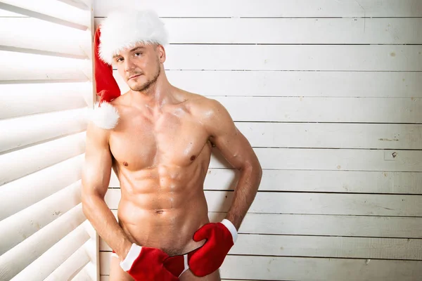 Mladý Sexy Santa Claus Kluk Bez Trička Vánoce Doma — Stock fotografie