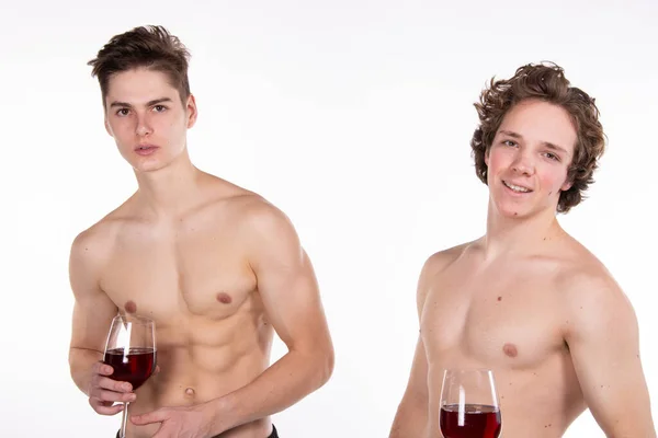 Dos Chicos Atractivos Vino Tinto — Foto de Stock