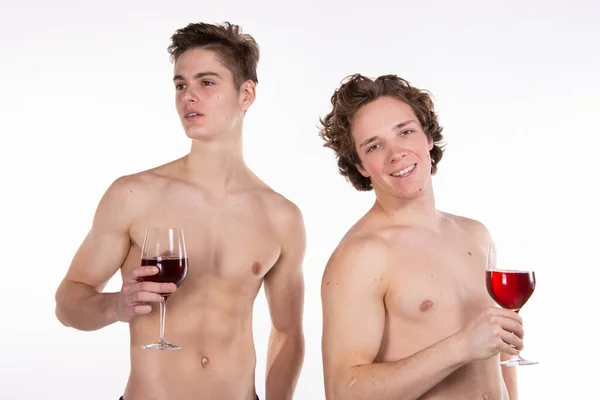 Dva Atraktivní Kluci Červené Víno — Stock fotografie