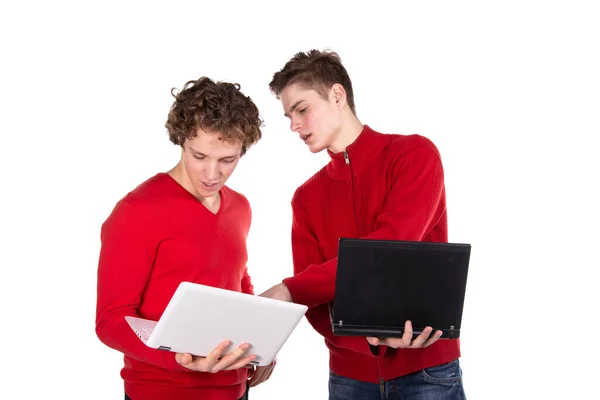 Dwóch Atrakcyjnych Studentów Laptop Białe Tło — Zdjęcie stockowe