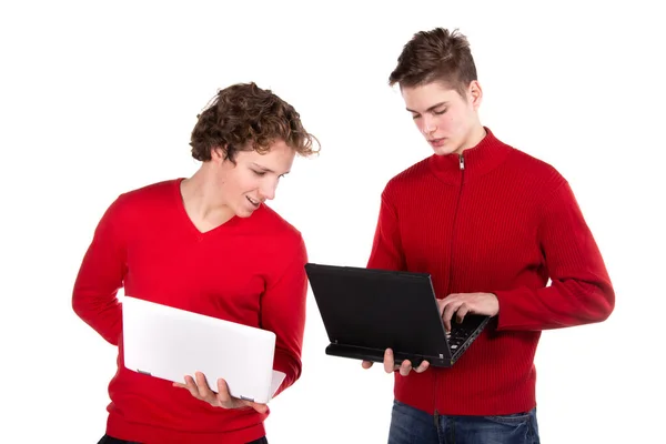 Dwóch Atrakcyjnych Studentów Laptop Białe Tło — Zdjęcie stockowe
