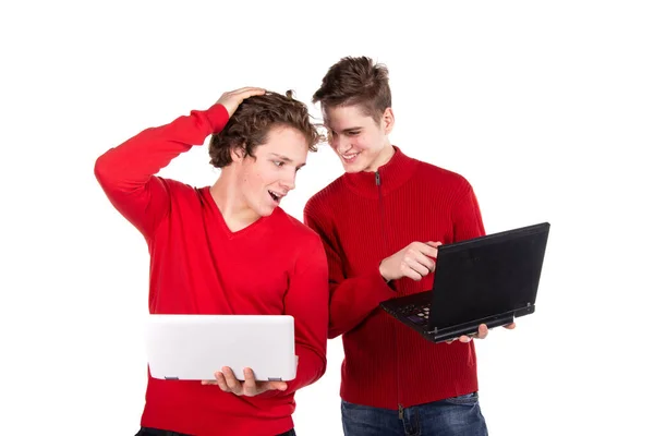 Deux Étudiants Séduisants Ordinateur Portable Fond Blanc — Photo