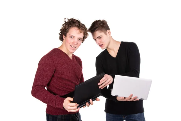 Deux Étudiants Séduisants Ordinateur Portable Fond Blanc — Photo