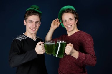 İki arkadaş ve Aziz Patrick Günü.