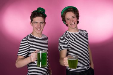 İki arkadaş ve Aziz Patrick Günü.