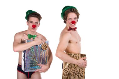 Tatillerde. İki komik genç adam. Beyaz arkaplan.