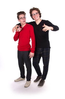 İki komik öğrenci. Beyaz arkaplan.