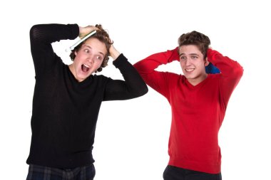 İki komik öğrenci. Beyaz arkaplan.