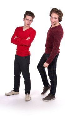 İki komik öğrenci. Beyaz arkaplan.