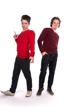 İki komik öğrenci. Beyaz arkaplan.