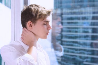 Genç ve çekici bir öğrenci. Bilgisayarda çalış..