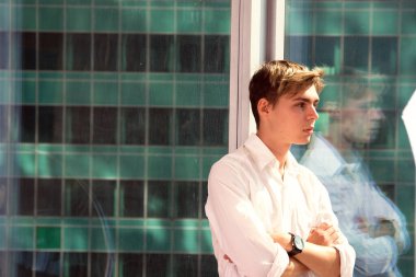 Genç ve çekici bir öğrenci. Bilgisayarda çalış..