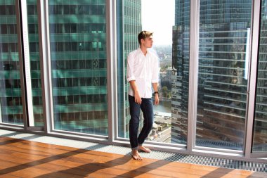 Genç ve çekici bir öğrenci. Bilgisayarda çalış..