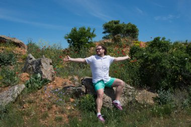 İş ve tatil. Bilgisayarda çalışan komik şişman adam. 